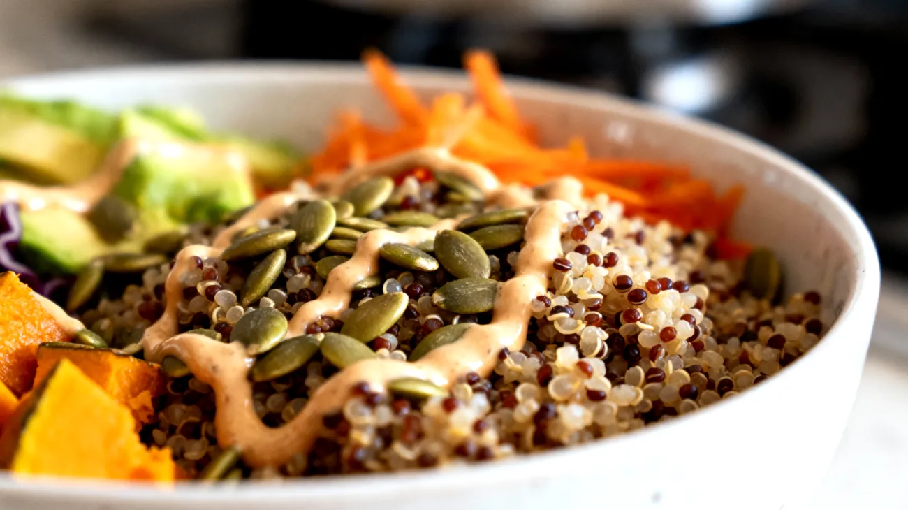 Buddha bowl con quinoa, semi di zucca e tahini"